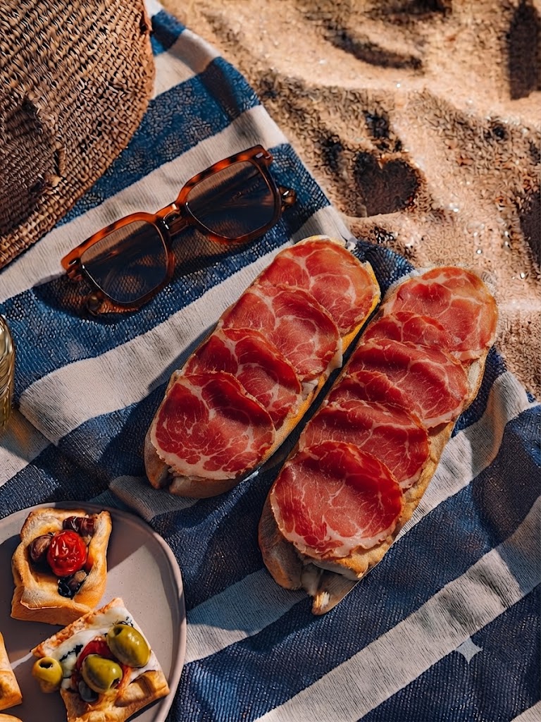 Dos bocadillos con finas lonchas de lomo.