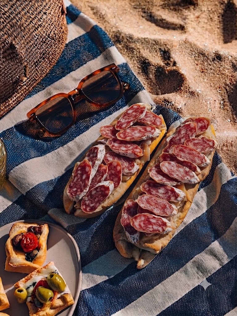 Dos bocadillos de fuet cortado en rodajas.
